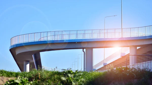 Ποδήλατο Μονοπάτι Και Πεζοδρόμιο Μέσα Από Γέφυρα Αυτοκινητόδρομο — Φωτογραφία Αρχείου