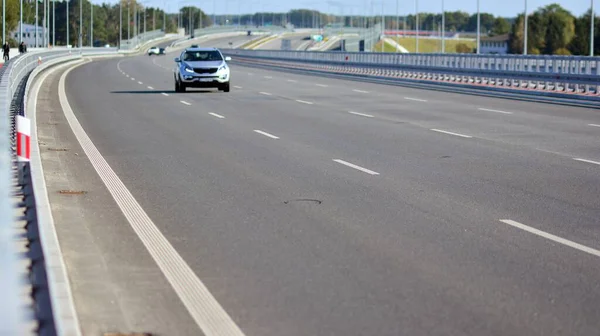 고속도로를 바라본다 콘크리트 그려진 현대식 고속도로 — 스톡 사진