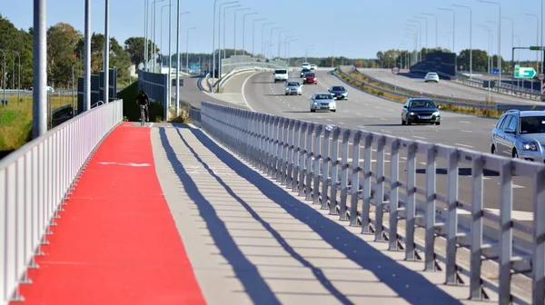 고속도로를 바라본다 콘크리트 그려진 현대식 고속도로 — 스톡 사진