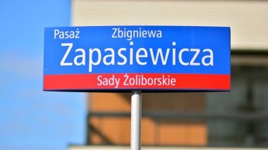 Varşova, Polonya. 14 Ekim 2021. Varşova 'da sokak tabelası. Mimari detay. Zbigniewa Zapasiewicza geçidi.
