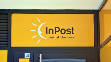 Varşova, Polonya. 14 Ekim 2021. InPost 'u imzala şirket tabelasını..