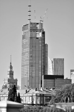 Şirket mimari binası. Yeni modern ofis binası. Çağdaş cam mimari binasının desenli camı. Siyah ve beyaz.