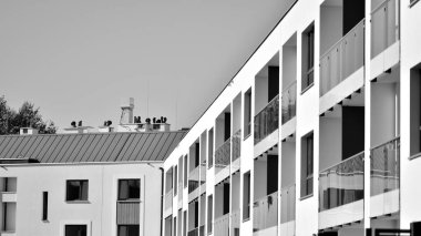 Modern apartman binası. Modern şehir mimarisi ve bina cephesinin ayrıntıları. Siyah ve beyaz.