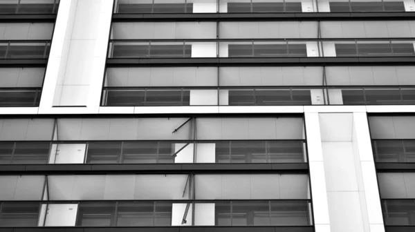 近代的なアパートの建物 近代的な都市建築や建物のファサードの詳細 黒と白 — ストック写真