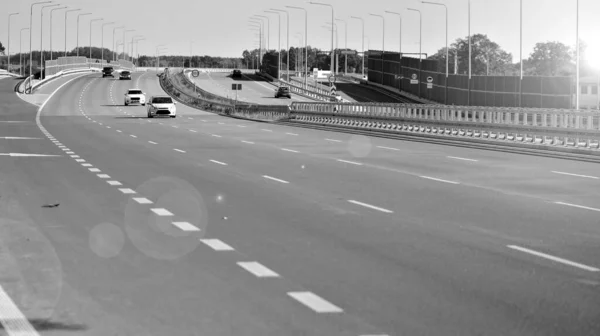 Uitzicht Een Betonnen Snelweg Moderne Verkeersveiligheidsmarkeringen Beton Zwart Uiteinde Wit — Stockfoto