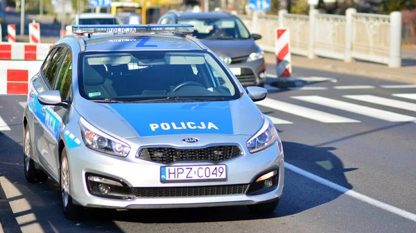 2021年11月1日 ポーランドのワルシャワ 道路交通部から警察は墓地の近くで交通を指示します — ストック写真