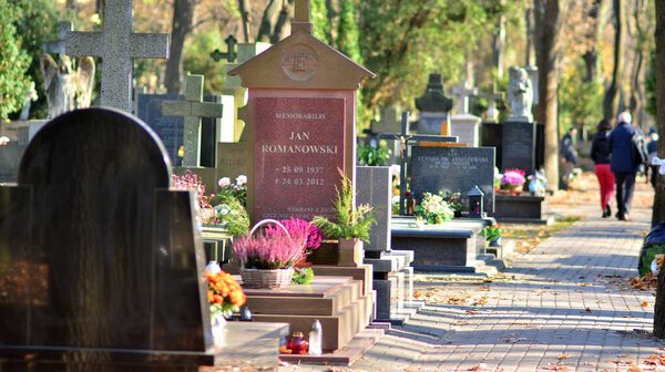 Варшава, Польша. 1 ноября 2021 года. Старый Повонзки - историческое кладбище в Вольном округе Варшавы. Надгробия и деревья на старом кладбище. День всех святых.