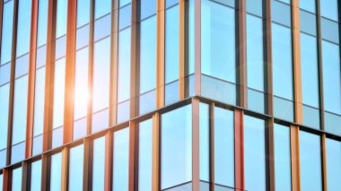 Cam ve metal ön cephe duvarları. Ticari ofis binaları. Soyut modern iş mimarisi.