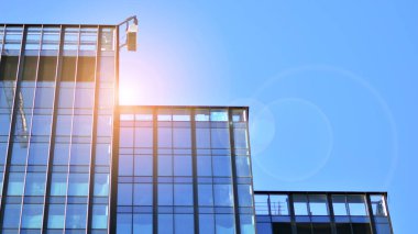 Cam ve metal ön cephe duvarları. Ticari ofis binaları. Soyut modern iş mimarisi.