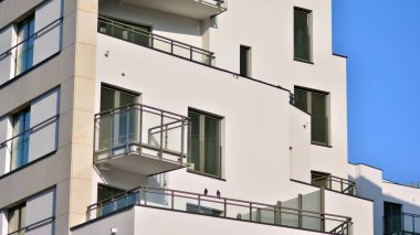 Güneşli bir günde modern apartman binası. Dış görünüş, konut cephesi.