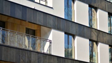Güneşli bir günde modern apartman binası. Dış görünüş, konut cephesi.