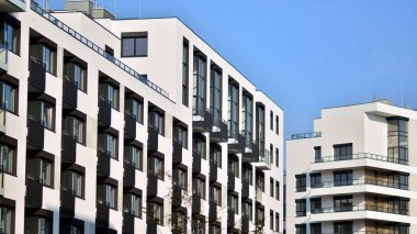 Güneşli bir günde modern apartman binası. Dış görünüş, konut cephesi.