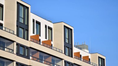 Güneşli bir günde modern apartman binası. Dış görünüş, konut cephesi.