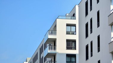 Güneşli bir günde modern apartman binası. Dış görünüş, konut cephesi.