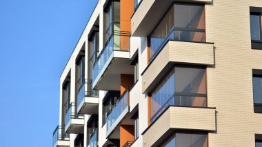 Güneşli bir günde modern apartman binası. Dış görünüş, konut cephesi.