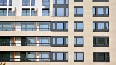 Güneşli bir günde modern apartman binası. Dış görünüş, konut cephesi.