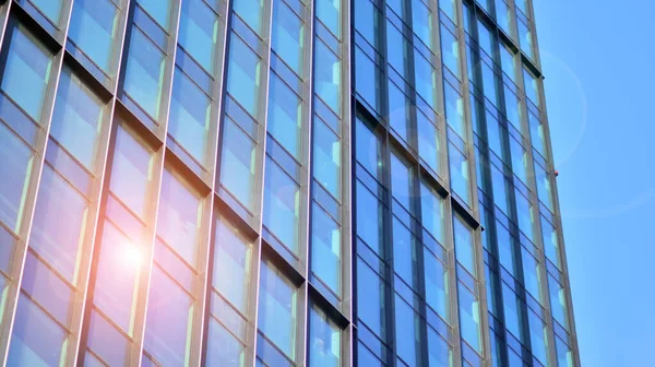 Cam ve metal ön cephe duvarları. Ticari ofis binaları. Soyut modern iş mimarisi.