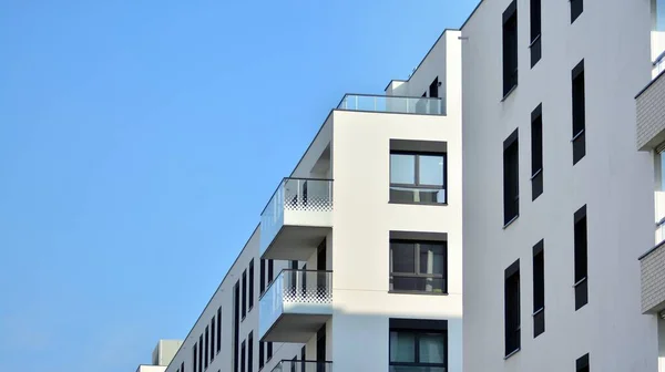 阳光灿烂的现代公寓楼 住宅立面 — 图库照片