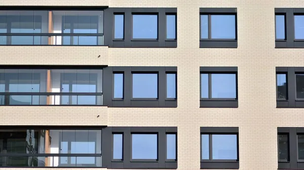 Modernes Mehrfamilienhaus Sonnigem Tag Außenfassade Wohnhaus — Stockfoto