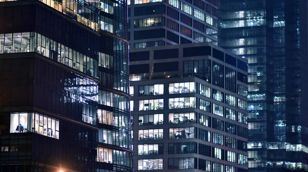 夜の企業ビル ビジネスコンセプト ガラスのオフィスビル 夜に輝く超高層ビルのモダンなオフィス窓 — ストック写真