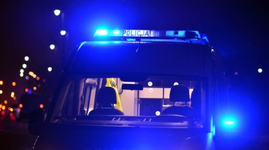 Gece şehir caddesindeki polis arabasının ışıkları. Mavi ışıklar. Akşam devriyesi..