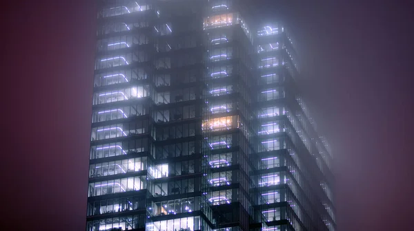 Företagsbyggnad Natten Affärsidé Glasvägg Kontorsbyggnad Moderna Kontorsfönster Skyskrapa Glöder Natten — Stockfoto