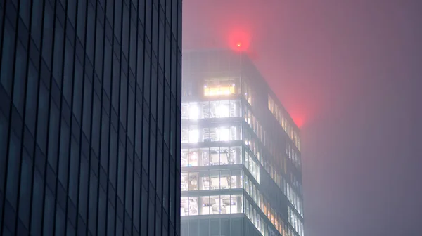 夜の企業ビル ビジネスコンセプト ガラスのオフィスビル 夜に輝く超高層ビルのモダンなオフィス窓 — ストック写真