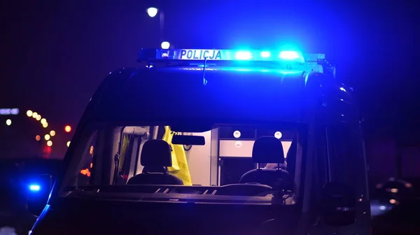 夜の街で警察の車のライト 青いライトだ 夜のパトロール — ストック写真