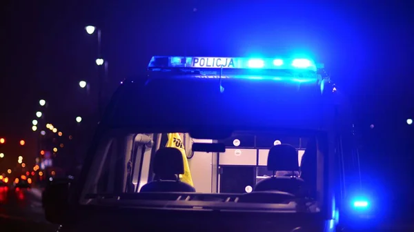 夜の街で警察の車のライト 青いライトだ 夜のパトロール — ストック写真