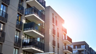 Çağdaş mimarinin soyut bir parçası. Şehirde ikamet yeri, modern apartmanlar.