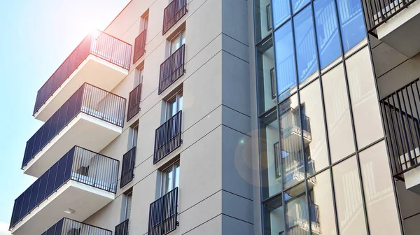 Modern konutlarda ikamet ediyorlar. Cam şehir mimarisi. Lüks iş binası. Aile evi.