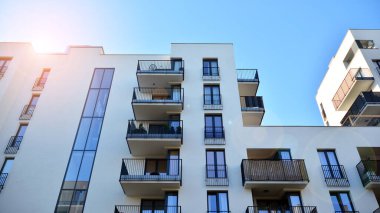 Çağdaş mimarinin soyut bir parçası. Şehirde ikamet yeri, modern apartmanlar.