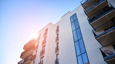 Çağdaş mimarinin soyut bir parçası. Şehirde ikamet yeri, modern apartmanlar.