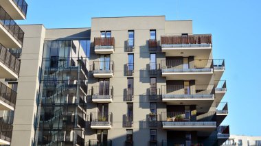 Çağdaş mimarinin soyut bir parçası. Şehirde ikamet yeri, modern apartmanlar.