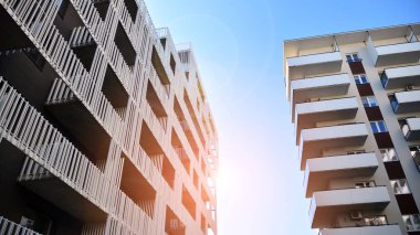 Çağdaş mimarinin soyut bir parçası. Şehirde ikamet yeri, modern apartmanlar.