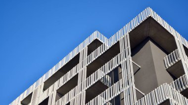 Çağdaş mimarinin soyut bir parçası. Şehirde ikamet yeri, modern apartmanlar.