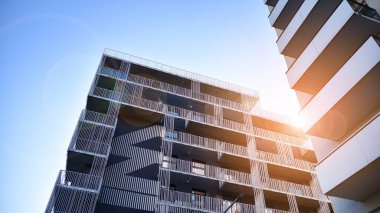 Çağdaş mimarinin soyut bir parçası. Şehirde ikamet yeri, modern apartmanlar.