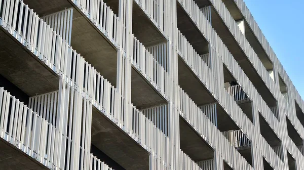 現代建築の抽象的な断片 市内の住宅地 近代的なアパートの建物 — ストック写真