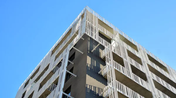 現代建築の抽象的な断片 市内の住宅地 近代的なアパートの建物 — ストック写真