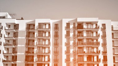 Çağdaş mimarinin soyut bir parçası. Şehirde ikamet yeri, modern apartmanlar. Siyah ve beyaz. 