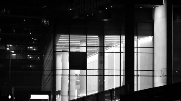 Hochhaus Lobby Geschäftsviertel Große Glasfenster Einem Wolkenkratzer Der Nacht Schwarz — Stockfoto