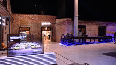 Varşova, Polonya. 8 Aralık 2021. Norblin Fabrikası 'ndaki Food Town' da. Toplam 3200 metrekarelik bir alana sahip beş tarihi fabrika salonu içerir. Varşova 'da bu türdeki en büyük yerdir.. 