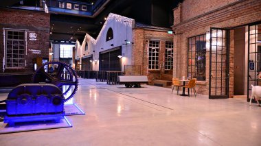 Varşova, Polonya. 8 Aralık 2021. Norblin Fabrikası 'ndaki Food Town' da. Toplam 3200 metrekarelik bir alana sahip beş tarihi fabrika salonu içerir. Varşova 'da bu türdeki en büyük yerdir.. 