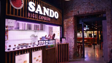 Varşova, Polonya. 8 Aralık 2021. Norblin Fabrikası 'ndaki Food Town' da. Toplam 3200 metrekarelik bir alana sahip beş tarihi fabrika salonu içerir. Varşova 'da bu türdeki en büyük yerdir.. 