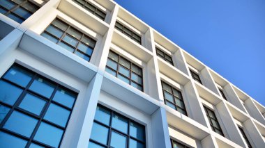 Modern şirket mimarisi olan ofis binası. Modifiye edilmiş jenerik şirket modern ofis binası.