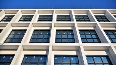 Modern şirket mimarisi olan ofis binası. Modifiye edilmiş jenerik şirket modern ofis binası.