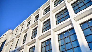 Modern şirket mimarisi olan ofis binası. Modifiye edilmiş jenerik şirket modern ofis binası.