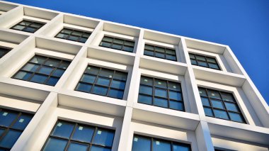 Modern şirket mimarisi olan ofis binası. Modifiye edilmiş jenerik şirket modern ofis binası.