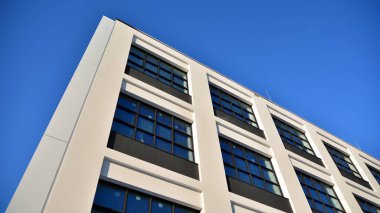 Modern şirket mimarisi olan ofis binası. Modifiye edilmiş jenerik şirket modern ofis binası.