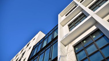 Modern şirket mimarisi, iş ve başarı konseptine sahip şehir manzaralı ofis binaları. Binanın cam cephesi.. 